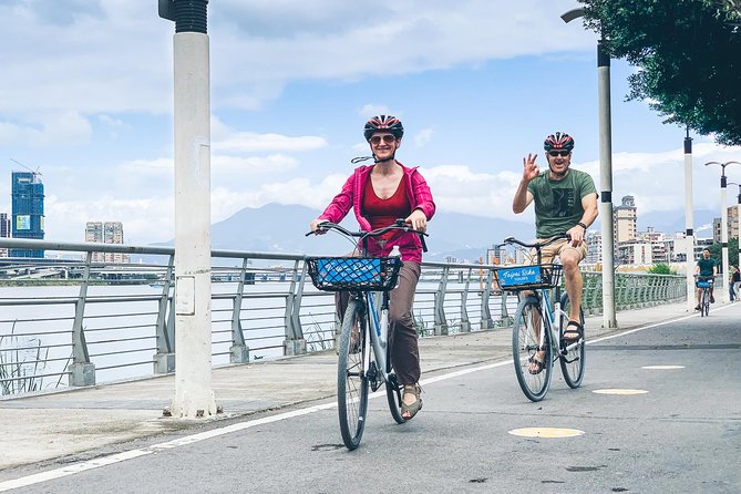 4-Hour Morning Cycling City Tour (incl. breakfast) - City gates and Chiang Kai-shek Memorial Hall