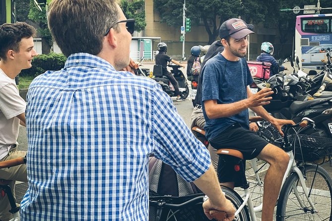 4-Hour Morning Cycling City Tour (incl. breakfast) - The Presidential Office and Longshan Temple