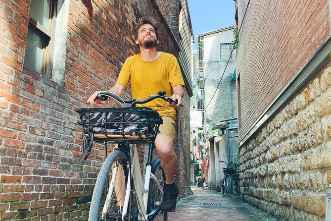 4-Hour Morning Cycling City Tour (incl. breakfast) - Dihua Street and the Xia Hai City God Temple