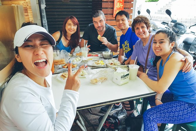 4-Hour Morning Cycling City Tour (incl. breakfast) - What the guide adds to the ride