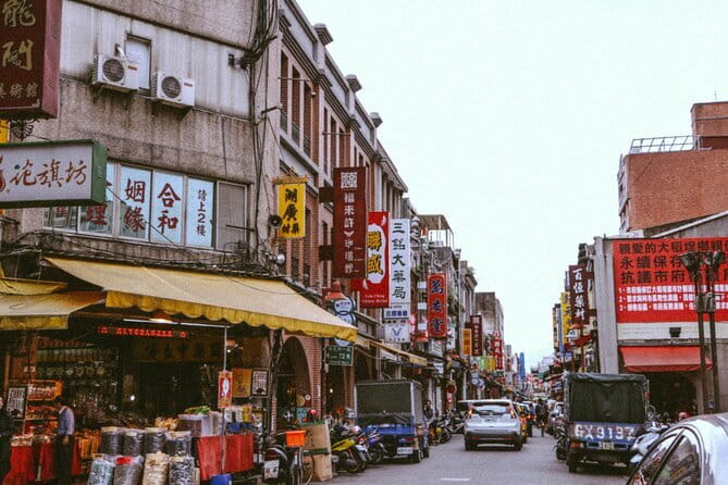 7-Hour Join tour - Jiufen Village & Shifen Town - What the guide adds to the day