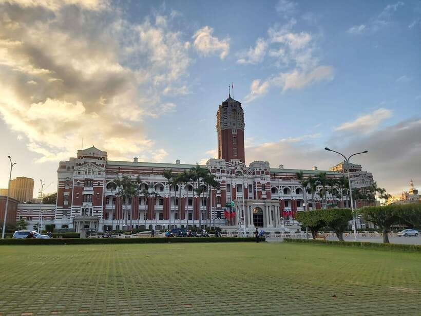 From Keelung: Private Taipei City Landmarks Shore Excursion - Chiang Kai-shek Memorial Hall and the 89 steps