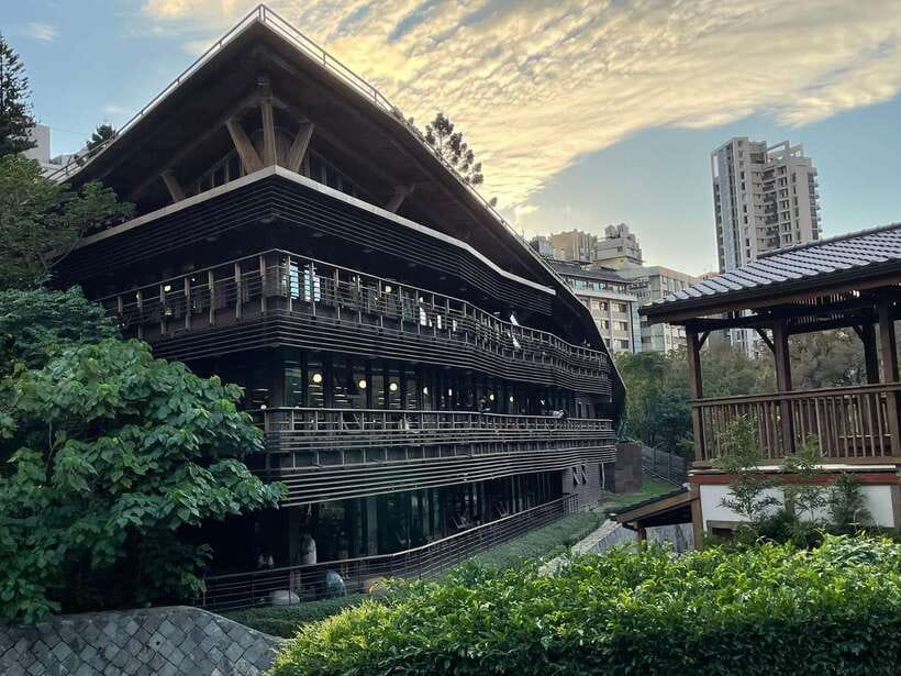 From Taipei: Beitou and Yangmingshan National Park Day Tour - Guides, vehicles, and the pace of the day