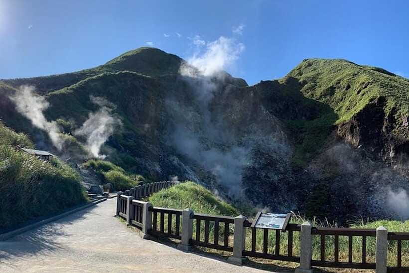 From Taipei: Beitou & Yangmingshan Private Day Tour - Qingtiangang Grassland gives you room to breathe