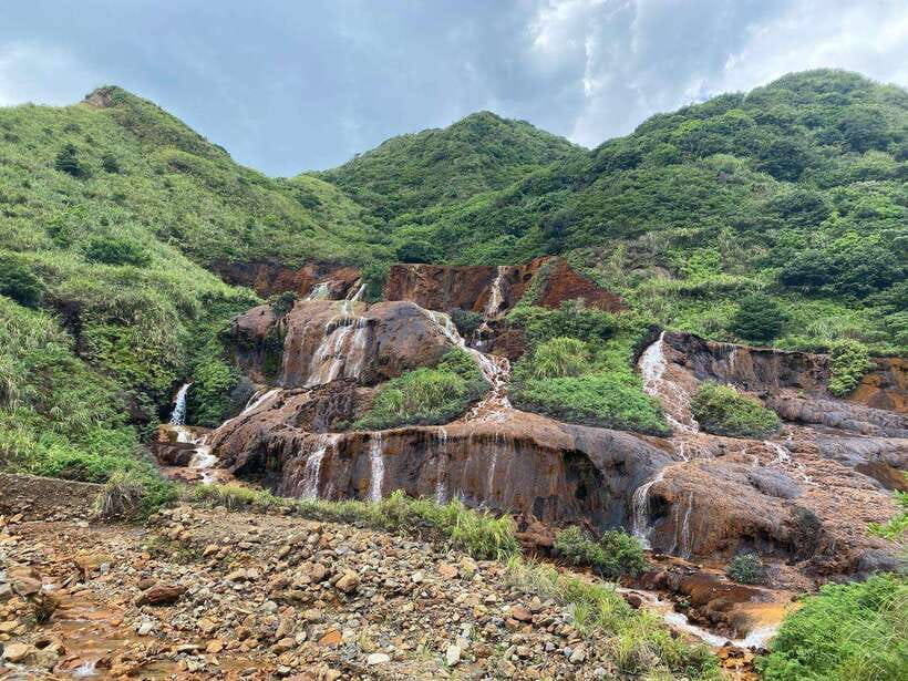 From Taipei: Old Gold Rush Town Jiufen Guided Night Tour - Golden Waterfall: A Strange Color With a Mining Explanation