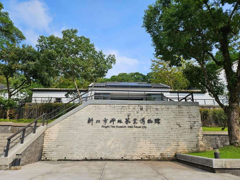 From Taipei: Pinglin Tea Culture and Maokong Guided Day Tour - The Maokong Gondola gives you the right opening view