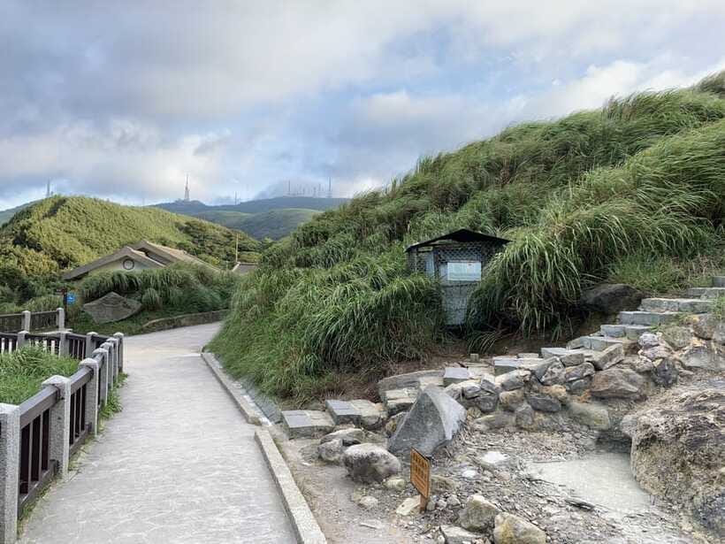 From Taipei: Private Yangmingshan Volcano and Nature Tour - Qingtiangang Grassland and the 25-minute hike