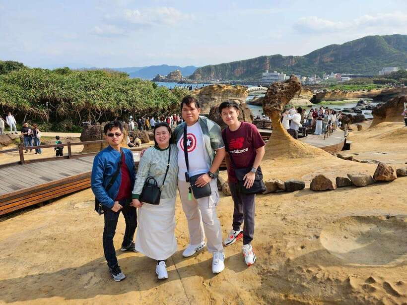 From Taipei: Shifen, Jiufen, and Yehliu Geopark Day Tour - What the guides add to a busy schedule