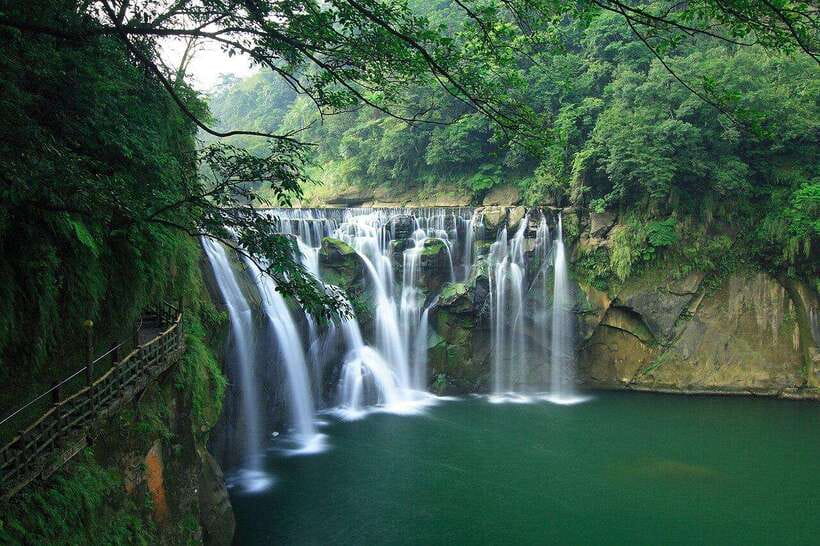 From Taipei: Shifen, Jiufen, and Yehliu Geopark Day Tour - Yehliu Geopark and the Queen’s Head