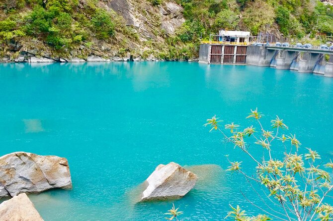 Hualien Taroko Day Tour From Ximending - Walking the Swallow Grotto Trail