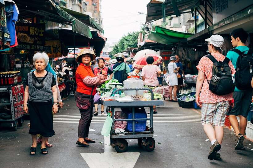 Iconic Food Tour: Local Street Food, Drinks & Sites - Who should book this food tour