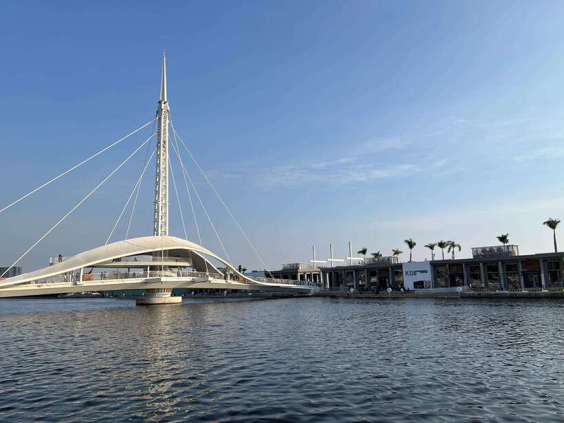 Kaohsiung: Private City Tour with Fo Guang Shan Museum - Kaohsiung Museum of Fine Arts for a quieter finish