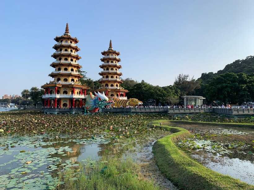 Kaohsiung: Private City Tour with Fo Guang Shan Museum - The guides make the difference