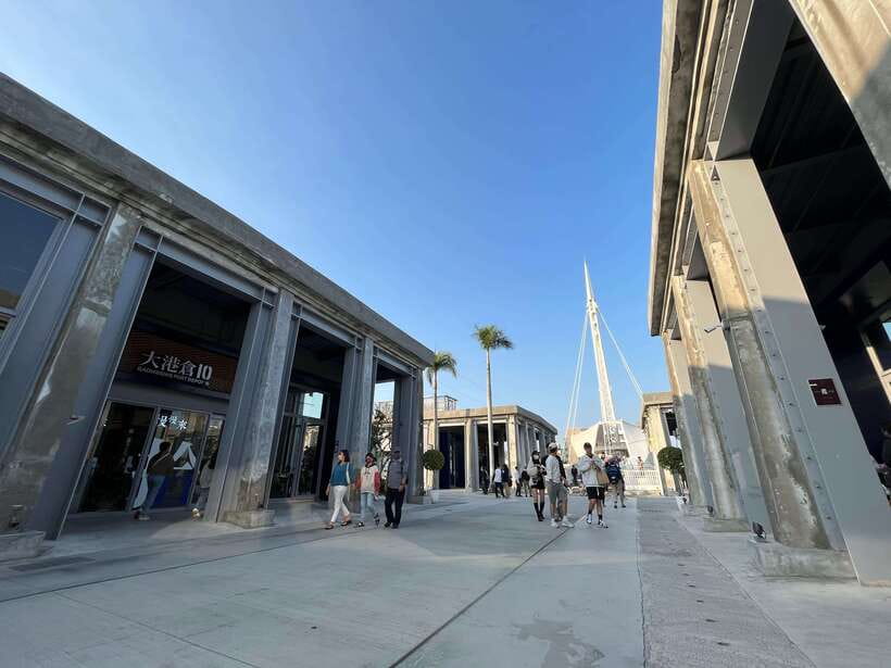 Kaohsiung: Private City Tour with Fo Guang Shan Museum - Who should book this eight-hour tour?