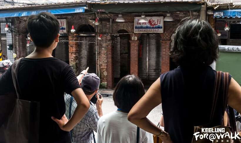 Keelung: Guided Walking Tour with Snacks and Drink - Ren’ai Day Market shows Keelung at work