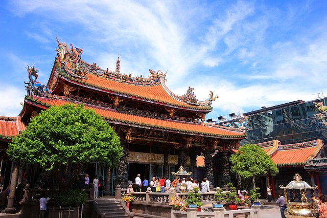Keelung Shore Excursion: Xiangshan Hiking & Classic Taipei Culture Private Tour - Beef noodle soup, with practical expectations