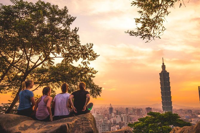Keelung Shore Excursion: Xiangshan Hiking & Classic Taipei Culture Private Tour - Taipei 101, the Presidential Office, and the return route