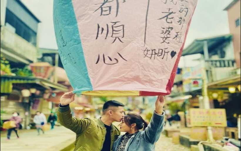 New Taipei: Pingxi Sky Lantern Festival Experience in Shifen - Shifen Old Street adds snacks and local color