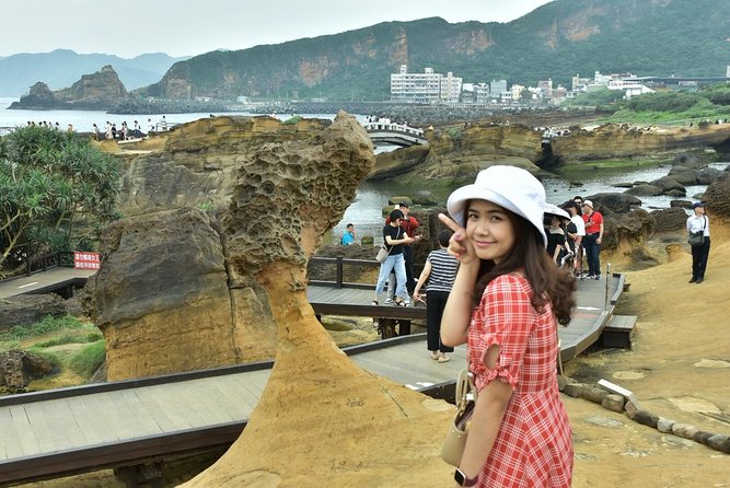 Northern Taiwan Private Adventure: Yehliu, Jiufen, & Pingxi - Shifen Waterfall and the 40-minute pause