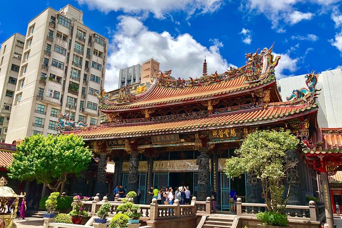 One-day private chartered car tour in Taipei: Yehliu, Jiufen, Pingxi, North Coast popular attractions with chartered car, professional Chinese/English driver - Shifen Old Street and the famous sky lanterns