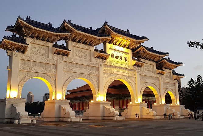 One-day private chartered car tour in Taipei: Yehliu, Jiufen, Pingxi, North Coast popular attractions with chartered car, professional Chinese/English driver - The guides can change the feel of the day