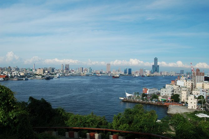 Private Custom Kaohsiung Day Tour - Dragon Tiger Tower brings color to Lotus Lake