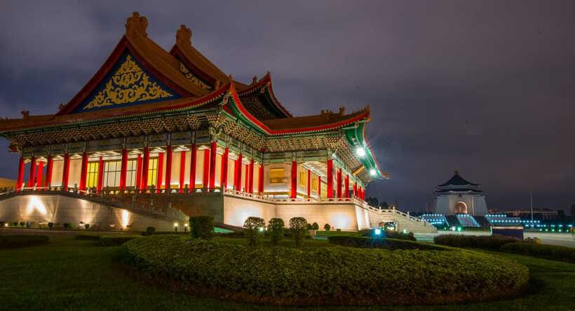 Private Night Tour: Taipei City Highlights - Elephant Mountain means steps, sweat, and a big payoff