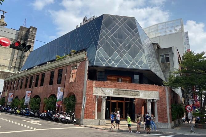 Private Taichung Instagram Day Tour from Taipei - What the guide adds to a photo-focused day