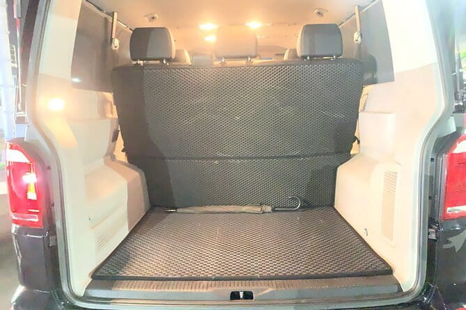 Private Transfer from TPE-Taoyuan int. Airport to Taipei City - Meeting your driver after customs at Taoyuan Airport