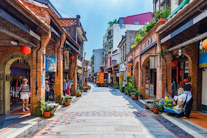 Sip & Savor: Maokong Tea & Shenkeng Stinky Tofu Private Day Tour - Exploring Maokong tea country for two hours