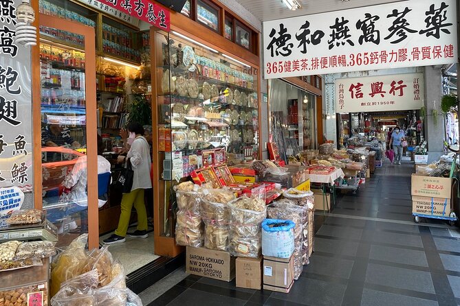 Small-Group: Classic Taipei Landmarks Day Tour - Dihua Street and the old Dadaocheng district