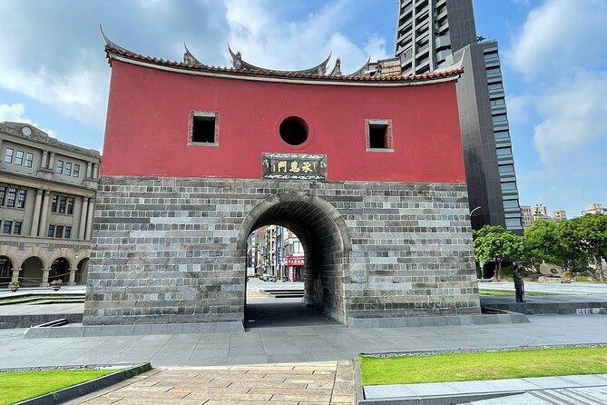 Small-Group: Classic Taipei Landmarks Day Tour - Taipei Xia Hai City God Temple and local beliefs