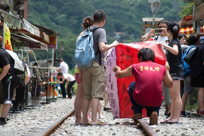 Small-Group Tour: Jiufen, Yehliu Geopark, and Shifen from Taipei - Jiufen Old Street, tea shops, and tight alleys