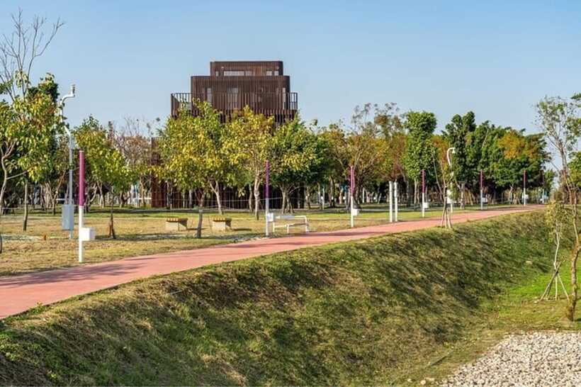 Taichung City: Sightseeing Walking Tour with a Local Guide - Guides, languages, and the personal touch