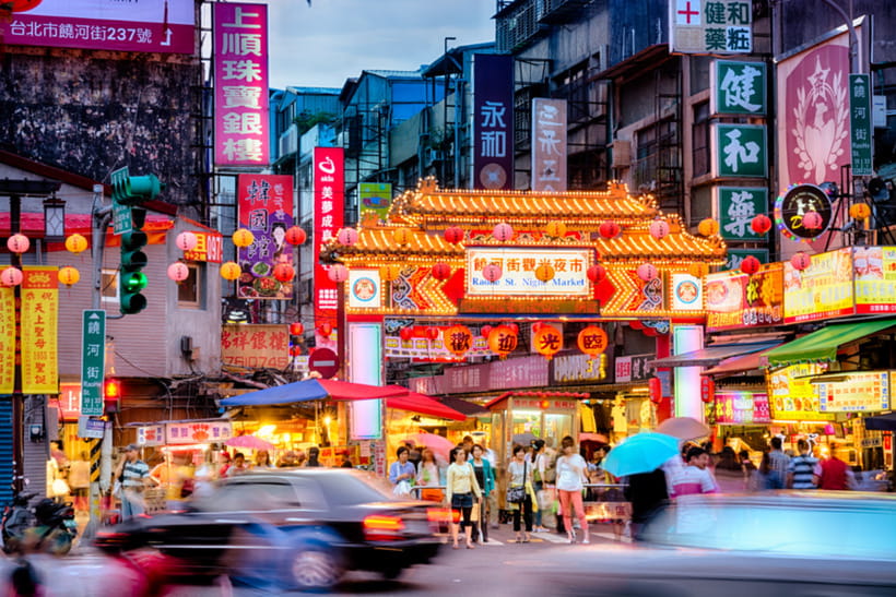 Taipei: 2-Hour Raohe Night Market Walking Tour - Songshan Ciyou Temple adds meaning before the food