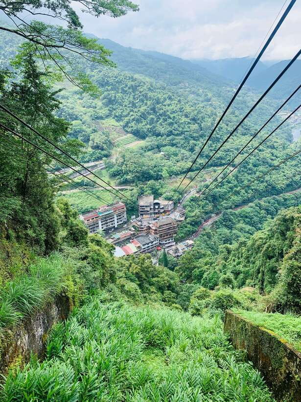 Taipei: 8 Hours Private Day Tour in Wulai with Benz Vito - Taking the cable car to Yun-Hsien Park