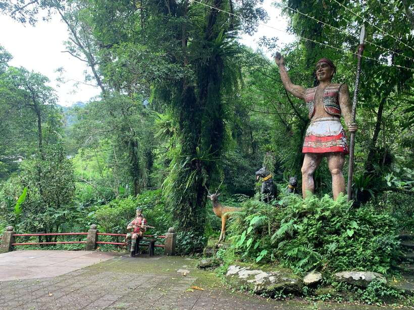 Taipei: 8 Hours Private Day Tour in Wulai with Benz Vito - Riding Wulai’s old sightseeing trolley