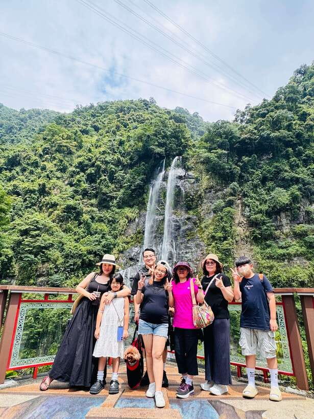 Taipei: 8 Hours Private Day Tour in Wulai with Benz Vito - Wulai Old Street and Atayal food