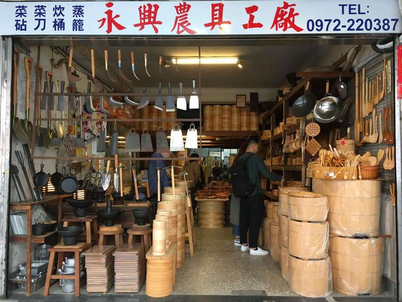 Taipei: Classic Landmarks Day Tour - Lungshan Temple: a close look at living religious practice