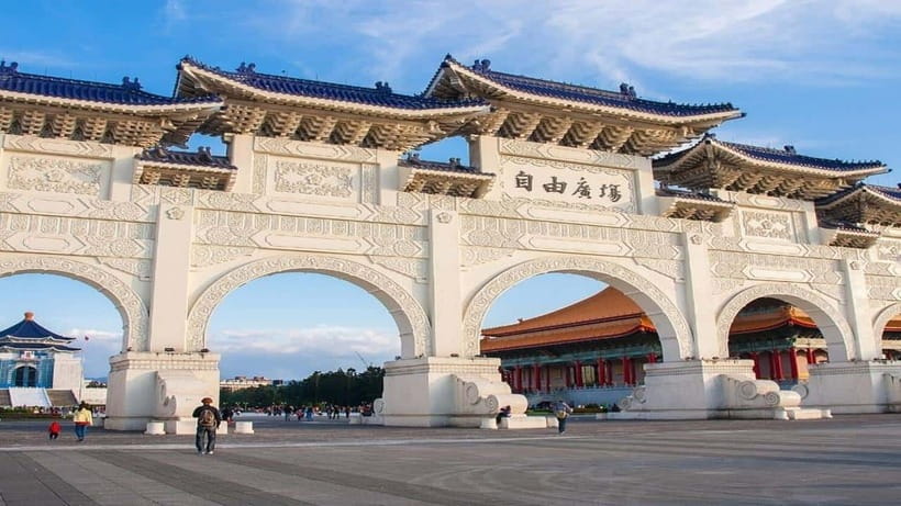 Taipei: Highlight Attractions Walking Tour - Chiang Kai-shek Memorial Hall in half an hour