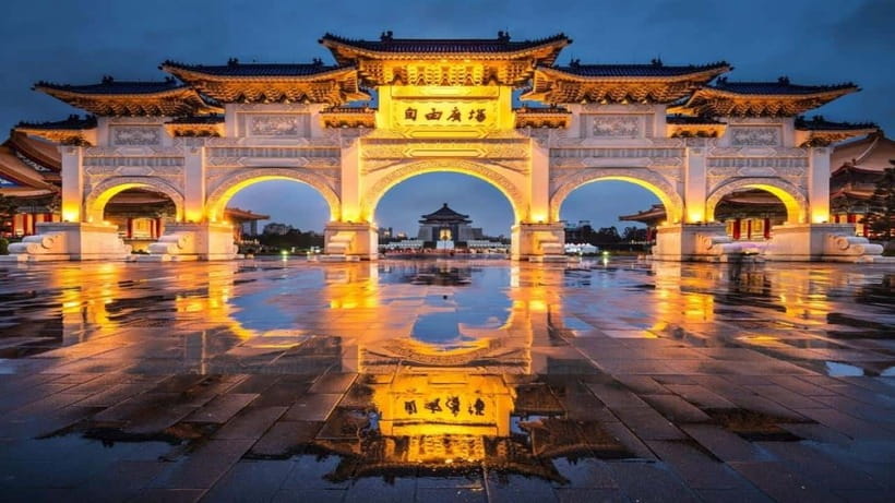 Taipei: Highlight Attractions Walking Tour - Guangzhou Street and the city’s older side