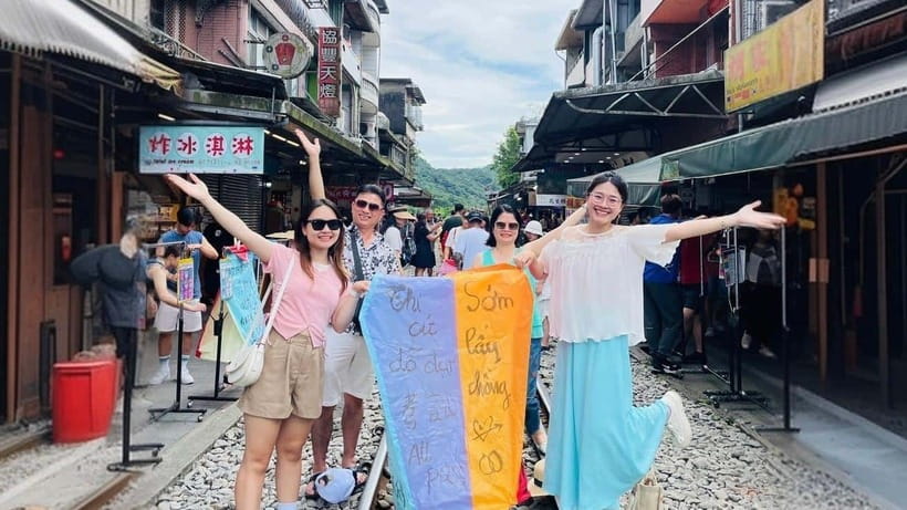Taipei: Jiufen and Shihfen Half Day Tour - Shifen Old Street and the Pingxi Railway