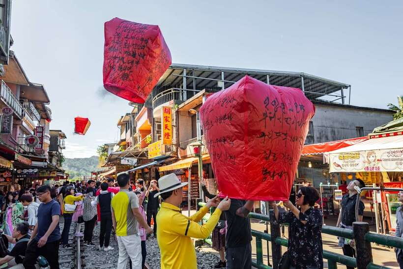 Taipei: Jiufen Night View and Shifen Day Tour - Shifen Waterfall: a strong first stop