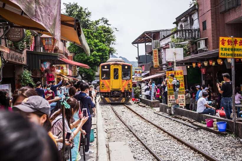 Taipei: Jiufen Night View and Shifen Day Tour - Tea, snacks, and time to wander