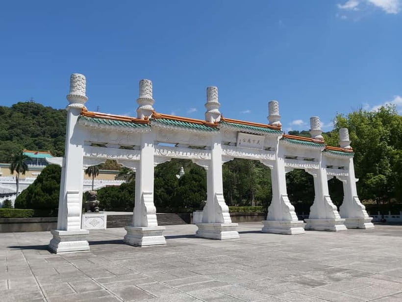 Taipei: Morning City Tour with National Palace Museum Entry - Longshan Temple: a living place of prayer
