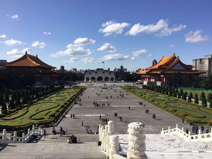 Taipei: Morning City Tour with National Palace Museum Entry - Guide quality and language options