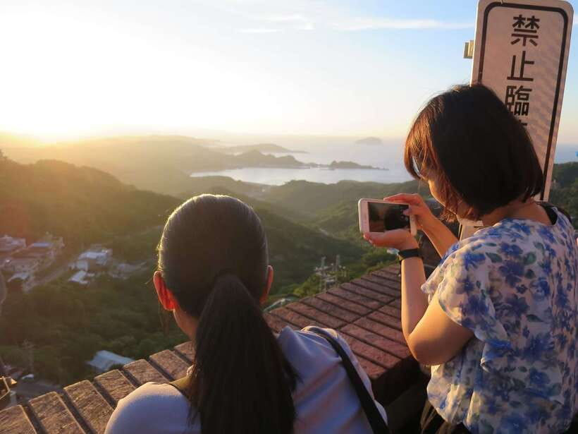 Taipei: Private City Sightseeing Tour with Driver - Starting at Shifen Old Street and its railway