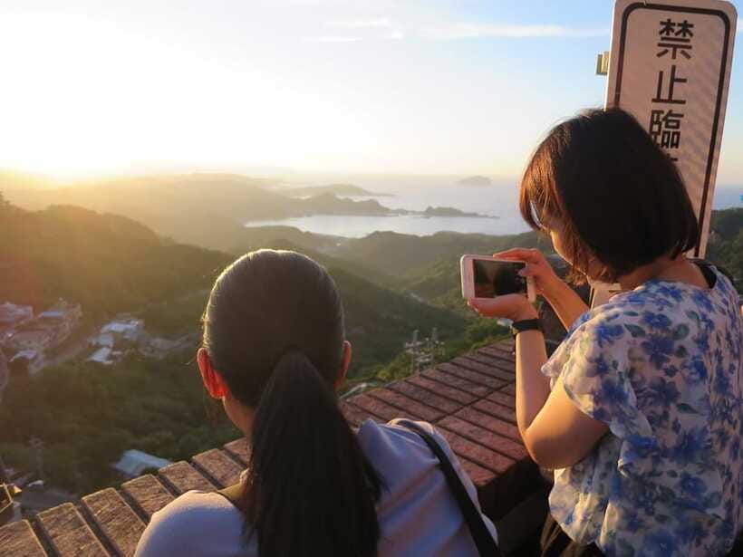 Taipei: Private City Sightseeing Tour with Driver - What the driver actually does