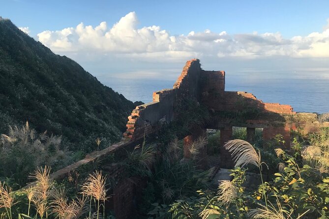 Taipei's Old Gold Rush Town: Jiufen Guided Night Tour - Baoshishan Lookout and the Bay of Two Colors