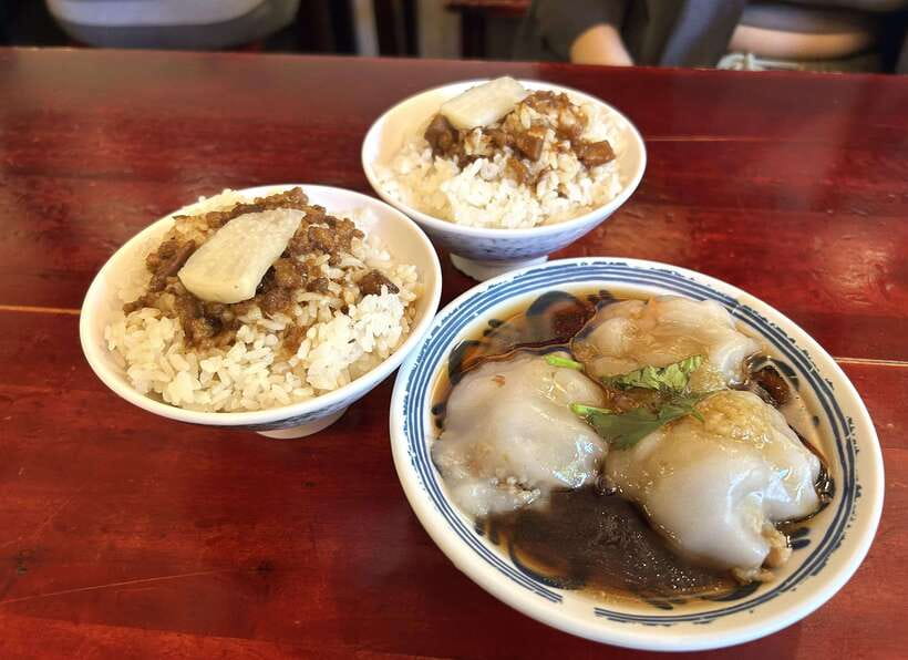 Taipei: Street Food & Hidden Eats Night Market Food Tour - Yongkang Street brings the biggest range